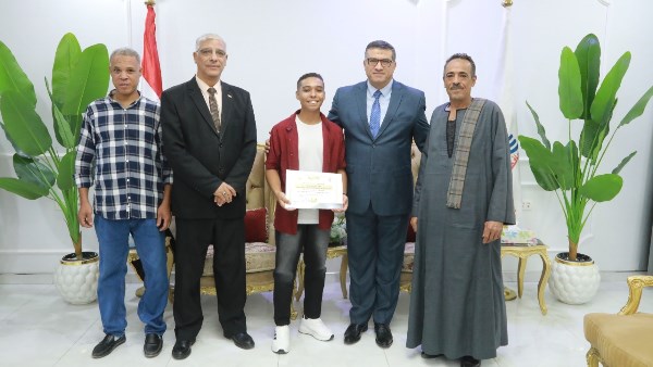 بالصور | محافظ قنا يكرم أوائل التعليم الفنى .. والثالث جمهوريا بمسابقة تحدى القراءة