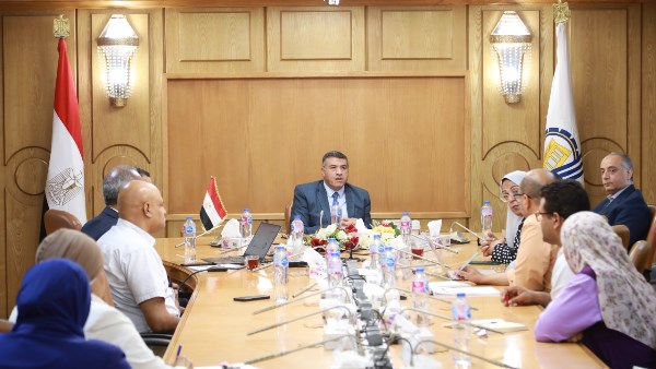 محافظ قنا يتابع المشروعات المسجلة بالدورة الرابعة للمبادرة الخضراء الذكية