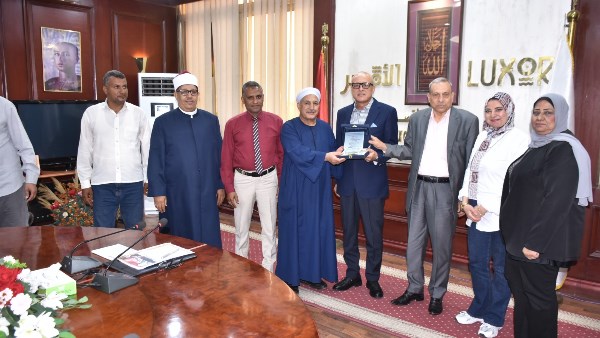 أمانة الحملة الوطنية تحيا مصر تكرّم محافظ الأقصر تقديرًا لإنجازاته
