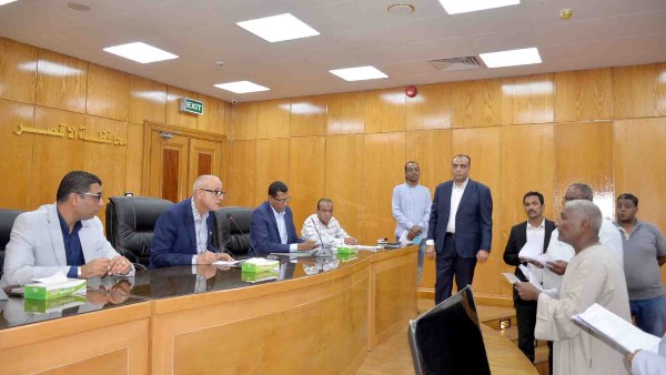 محافظ الأقصر يبحث 70 طلبًا وشكوى خلال لقاء اليوم المفتوح ويوجه بسرعة الاستجابة لاحتياجات المواطنين