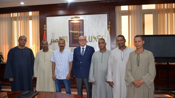 محافظ الأقصر يستقبل وفد أهالي جزيرة الكروم بإسنا ويبحث مطالبهم الخدمية والتنموية