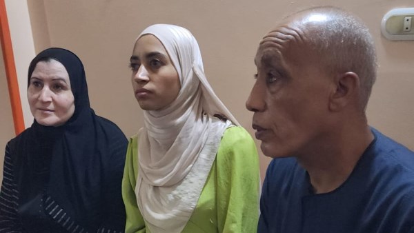 صنعت المجد | أمنية ابنة القرنة من أوائل الجمهورية في الثانوية الأزهرية للمكفوفين.. صور