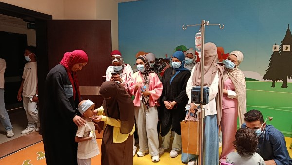 وفد جامعي يدعم محاربي السرطان الصغار بالصعيد