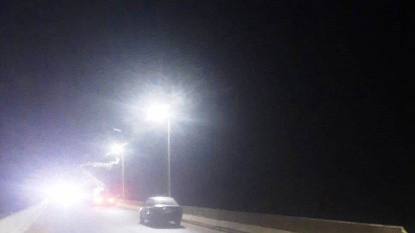 محافظ أسوان: تركيب 295 عمودا وكشافات بالطاقة الشمسية بطول 10 كم بطريق السد العالي.. صور