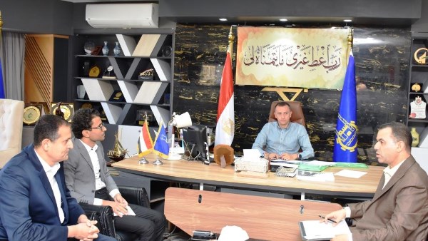 محافظ أسوان يوجه بإطلاق برنامج تدريبى مكثف لمعلمى الحاسب الآلى