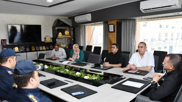 محافظ أسوان يترأس اجتماعاً تنسيقياً لتطوير موقف دراو والحماية المدنية