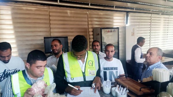 محافظ أسوان يتابع نتائج حملات الرقابة على الأسواق والمنشآت الغذائية