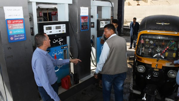 محافظ أسوان يوجه بمنع تزويد مركبات التوك التوك غير المرخصة بالوقود
