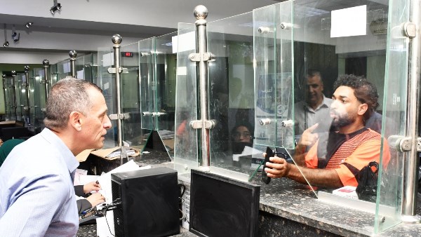 محافظ أسوان يُوجّه بسرعة إنهاء الطلبات والتيسير على المواطنين