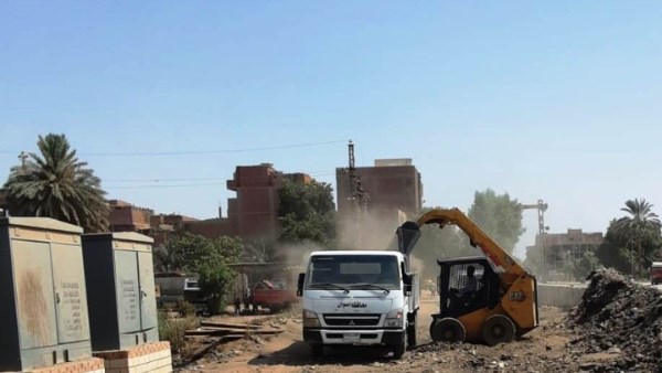 حملات مكثفة في كوم أمبو لرفع الإشغالات وتطوير منظومة النظافة والإنارة العامة
