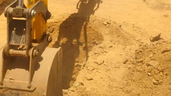 تسريب المياه يهدد منازل نجع السايح بأسوان بالانهيار.. والأهالي: بيوتنا هتقع علينا