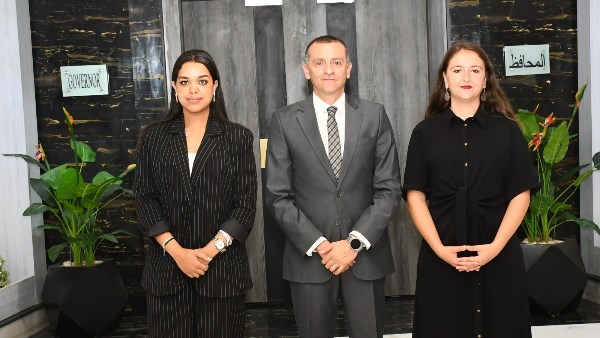محافظ أسوان يبحث مع وفد مؤسسة سيدايل تعزيز التعاون في مجالات التنمية والسياحة والثقافة