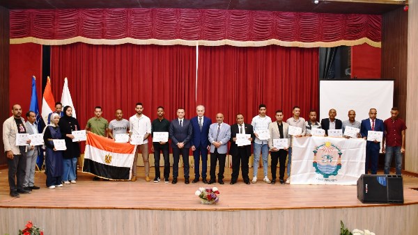 محافظ أسوان يكرم أبطال الجيش الأبيض فى إخلاء حضانات المستشفى الجامعى بعد الحريق