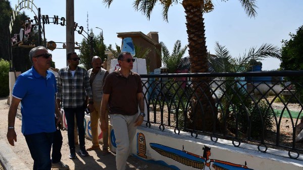 محافظ أسوان يوقف تعديا على 4 آلاف متر من أملاك الدولة داخل حديقة الأمل بإدفو