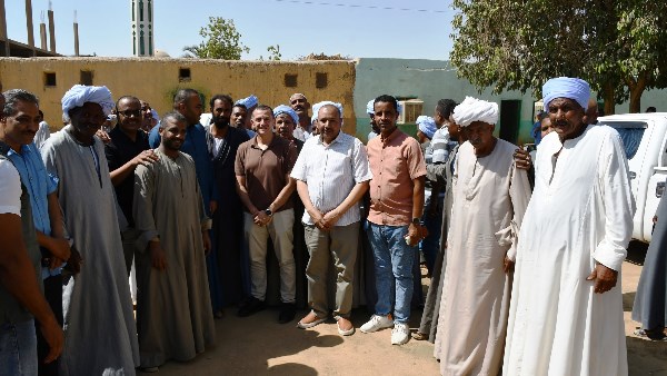 محافظ أسوان لأهالي العدوة: نعمل على حل مشاكل المواطنين وسرعة تلبية مطالبهم