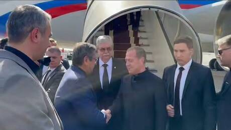 مدفيديف يصل إلى طهران ممثلا لروسيا في مراسم وداع المرشد الإيراني الأعلى علي خامنئي (فيديو)