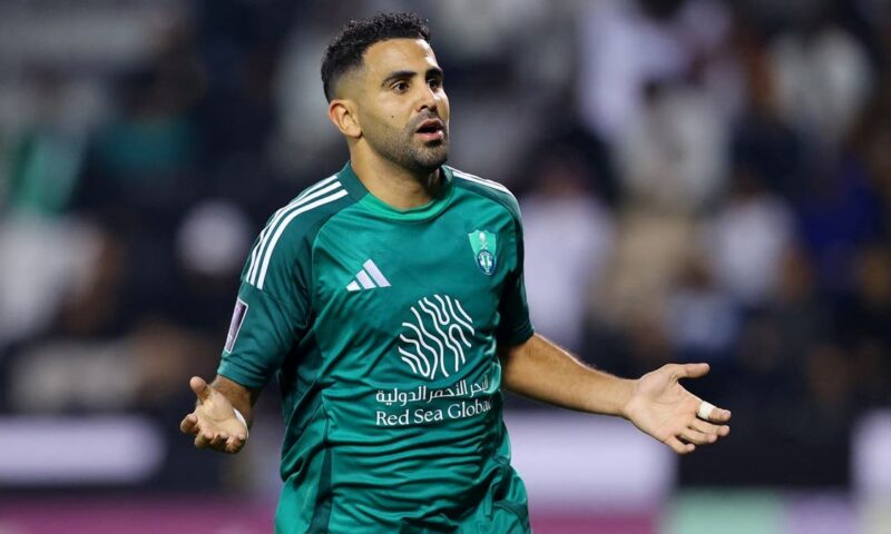 الأهلي يعلن رحيل لاعبه الجزائري رياض محرز