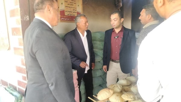 في أول أيام مباشرة مهامه.. رئيس مركز ومدينة بلاط بالوادي الجديد يتفقد المخبز البلدي للاطمئنان على انتظام العمل