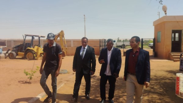 رئيس مركز بلاط بالوادي الجديد يتابع انتظام العمل بمحطة الصرف الصحي ومياه الشرب