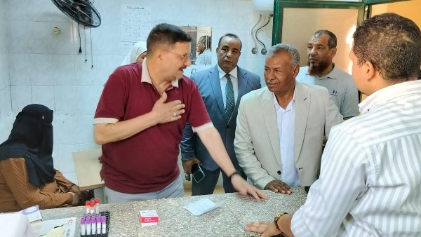 رئيس مركز بلاط بالوادي الجديد يتابع سير العمل في المستشفى المركزي