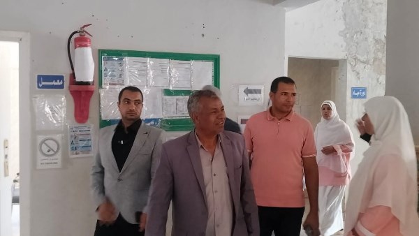 رئيس مركز ومدينة بلاط بالوادي الجديد يجري جولة تفقدية لقرية أولاد عبدالله | صور