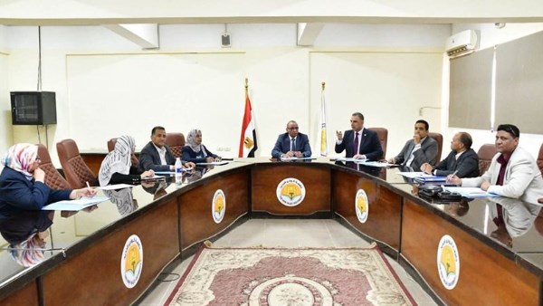 جامعة الوادي الجديد تبحث الرسوم والكشف الطبي للطلاب الجدد ومنح الدرجات العلمية