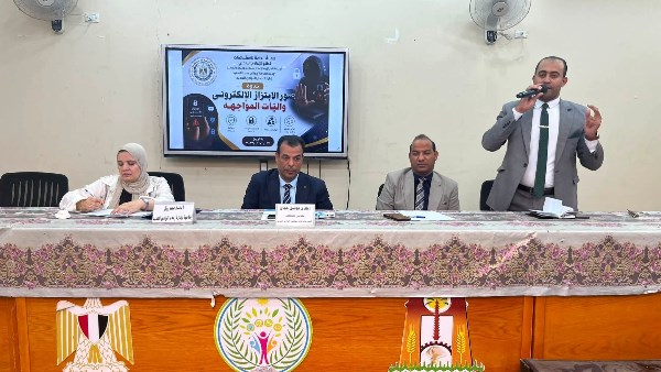 “اختلاف أنماط الابتزاز الإلكتروني حسب الفئة العمرية ” ندوة بمجمع إعلام الوادي الجديد