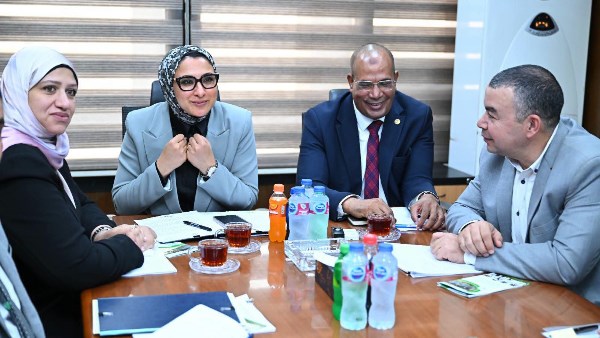 أخبار الوادي الجديد: المحافظ ورئيس الهيئة العربية للتصنيع يبحثان الموقف التنفيذي للمشروعات المشتركة.. وبحث مستجدات مشروع «إدارة موارد المياه واستخدامات الأراضي»