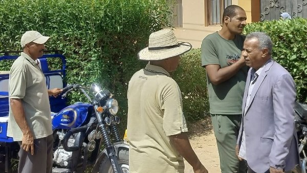 رئيس مركز بلاط بالوادي الجديد  يتابع أعمال تقليم الأشجار وتحسين البيئة والارتقاء بالمظهر الحضاري