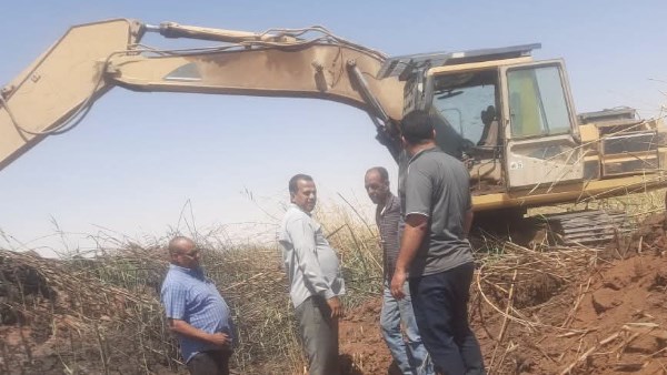 استجابة لشكوى المزارعين.. رفع تجمعات مياه الصرف بباريس في الوادي الجديد