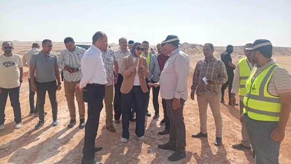 محافظ الوادي الجديد تتابع بدء أعمال رصف طريق الخارجة-الداخلة