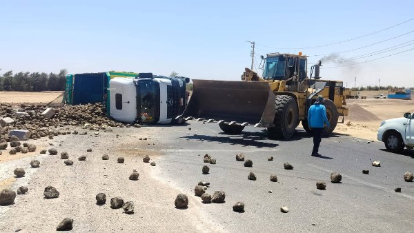 رفع آثار حادث انقلاب سيارة نقل ثقيل بطريق تنيدة – منفلوط بالوادي الجديد