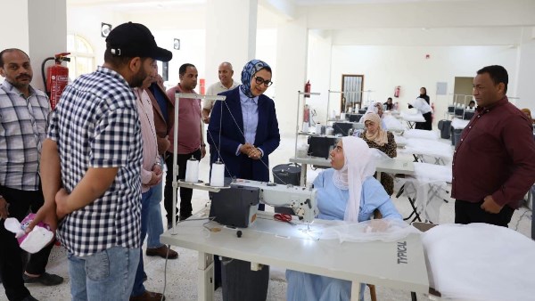 محافظ الوادي الجديد تتفقد بدء التشغيل التجريبي لأول مصنع لإنتاج الشكائر