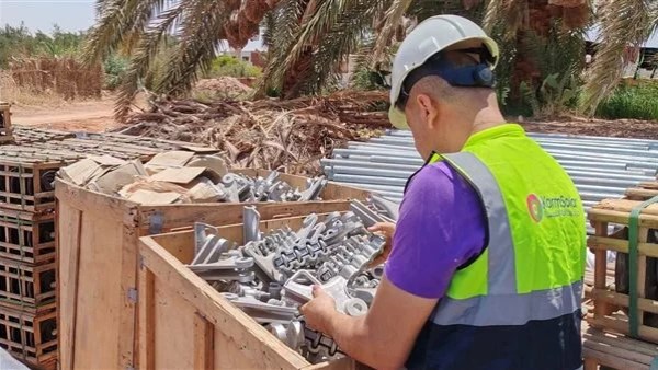 لخدمة أكثر من 300 ألف فدان.. محافظ الوادي الجديد تعلن بدء تنفيذ مشروع شبكة الداخلة الشمسية