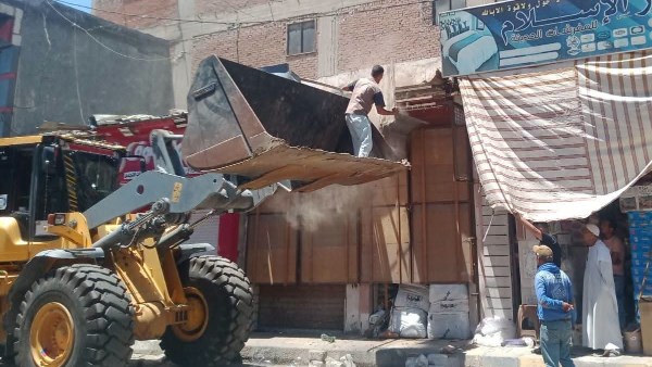 حملات مكبرة لازالة الإشغالات والتعديات علي حرم الطريق العام بأحياء الإسكندرية