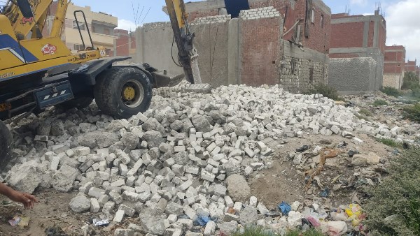حملات مكثفة لإزالة التعديات وأعمال البناء المخالف بأحياء الإسكندرية