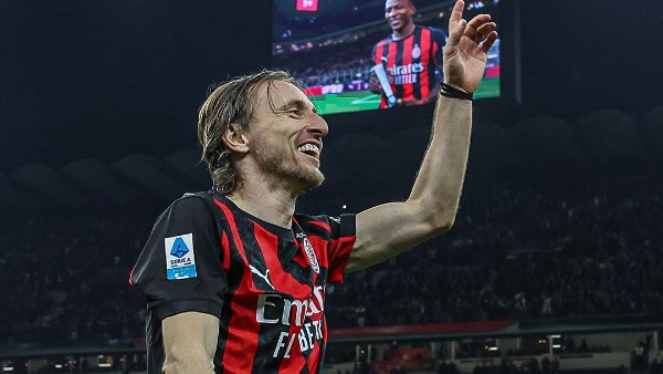 رسميًا.. ميلان يجدد عقد لوكا مودريتش ويؤمن استمراره حتى صيف 2027