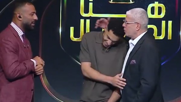 لقطة فخر على الهواء.. أحمد شوبير يقبل رأس نجله مصطفى
