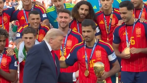 تقرير | حضور ترامب في منصات التتويج يثير الجدل مجددًا.. ورودري حاول إبعاده عن صورة أبطال العالم