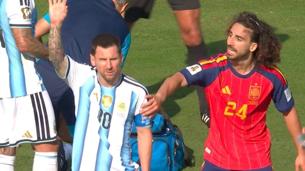 أراد طردي.. كوكوريلا يكشف تفاصيل أزمته مع ميسي في نهائي المونديال