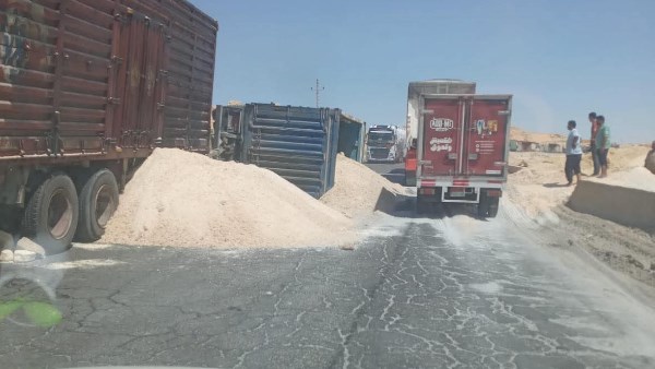 انقلاب جرار ملح بالكيلو 10 على طريق سيوة مطروح وتعطل الحركة المرورية