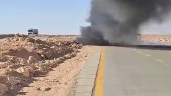 حريق يلتهم سيارة دفع رباعي بعد انقلابها على طريق سيوة – مطروح | صور