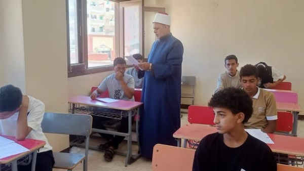 رئيس منطقة مطروح الأزهرية يتفقد انتظام امتحانات «الدور الثاني» للنقل