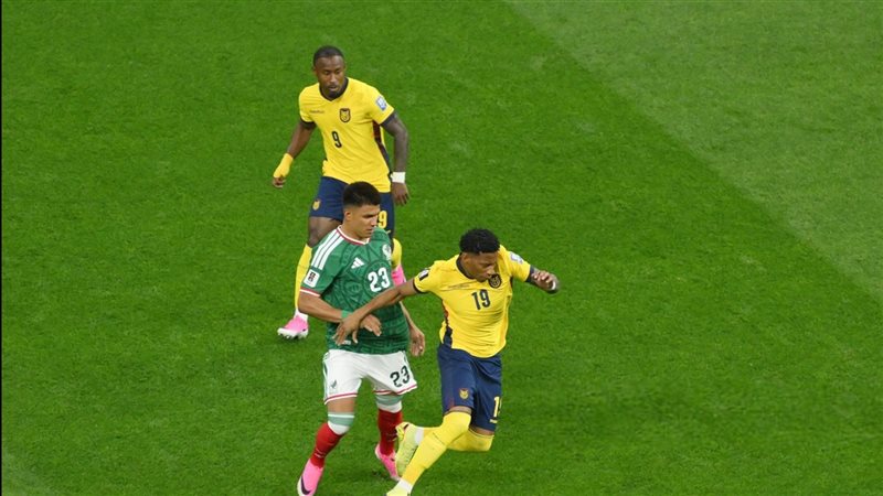 كينيونيس يفتتح التسجيل لمنتخب المكسيك في شباك الإكوادور