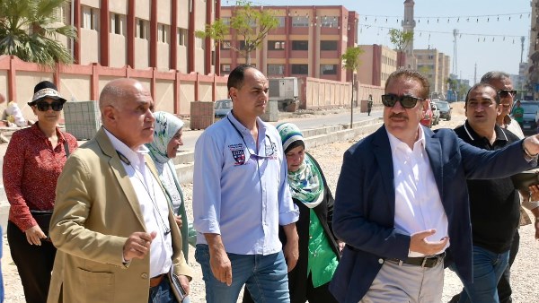 محافظ بورسعيد ورئيس جهاز تعمير سيناء يتفقدان أعمال تطوير ورفع كفاءة “شارع أسوان “بحي المناخ