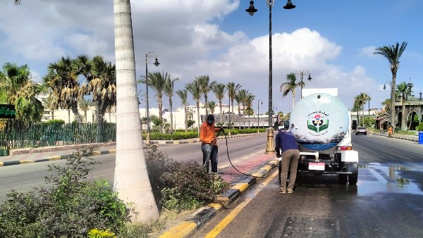 بورسعيد.. استمرار أعمال ري المسطحات الخضراء للحفاظ على المظهر الحضاري