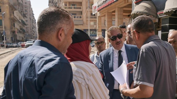 محافظ بورسعيد يتابع أعمال تطوير ورفع كفاءة شارع أوجيني بحي شرق