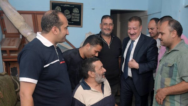 مشهد أخوي .. المحافظ يلبي نداء مصاب حاملًا إليه كرسيًا كهربائيًا بمنزله | صور