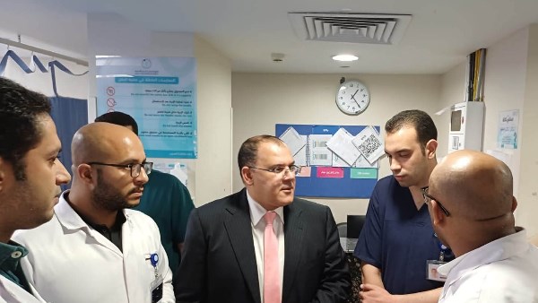 مدير رعاية بورسعيد الصحية يتفقد مجمع الشفاء الطبي ويتابع العمل بمختلف الأقسام
