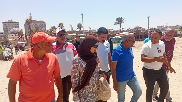 سكرتير عام بورسعيد يتفقد شاطئ المحافظة لمتابعة الخدمات وحملات النظافة والإنقاذ
